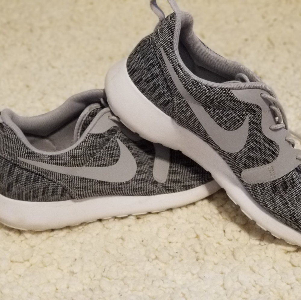 NIKE tennis shoe